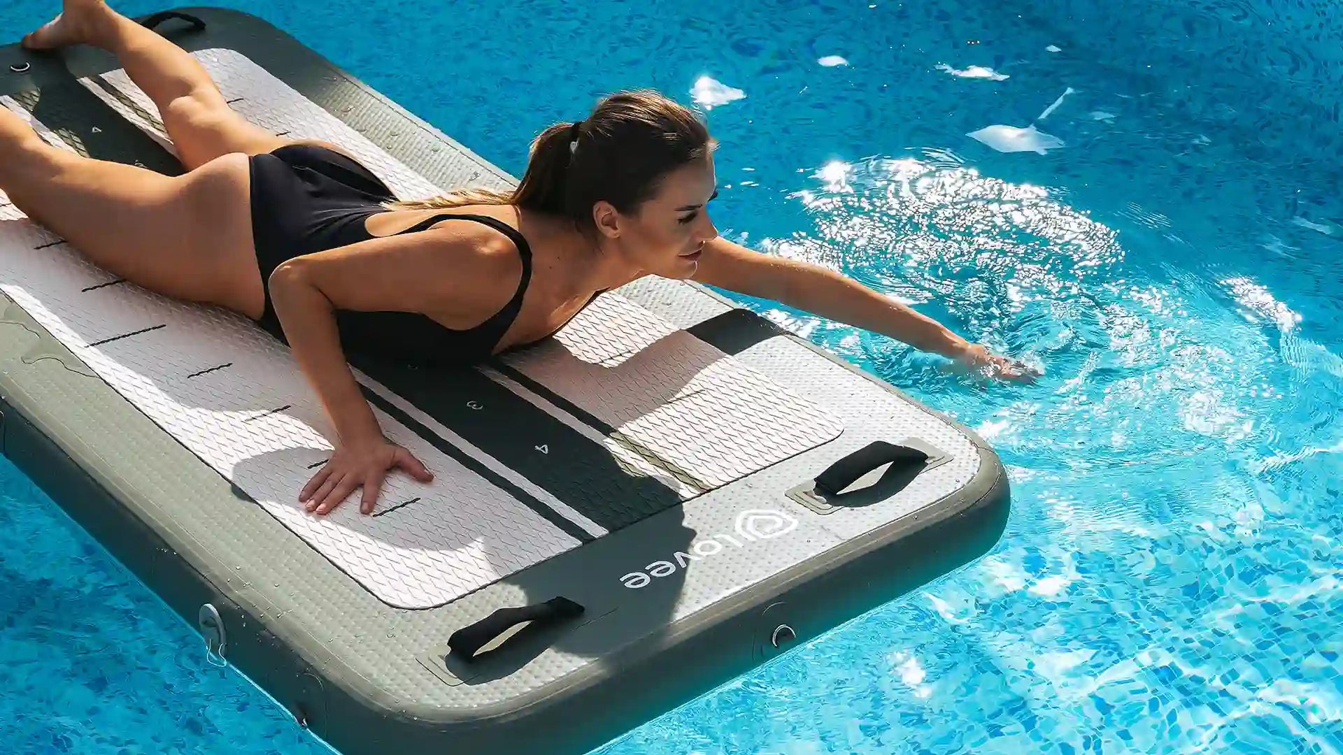 Femme réalisant des exercices sur aquaboard Lovee en piscine