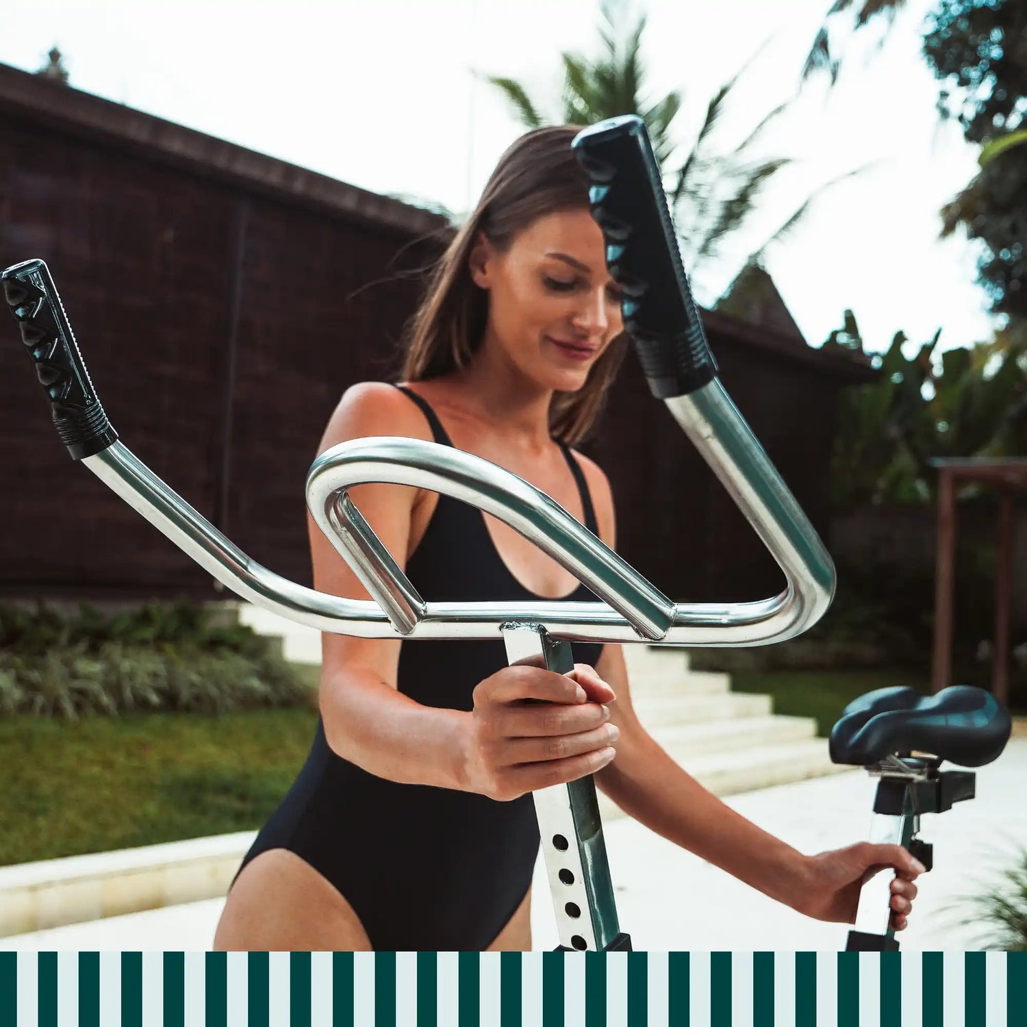 Vrouw gebruikt Lovee Aquabike in het zwembad met ergonomisch stuur en natuurlijke houding