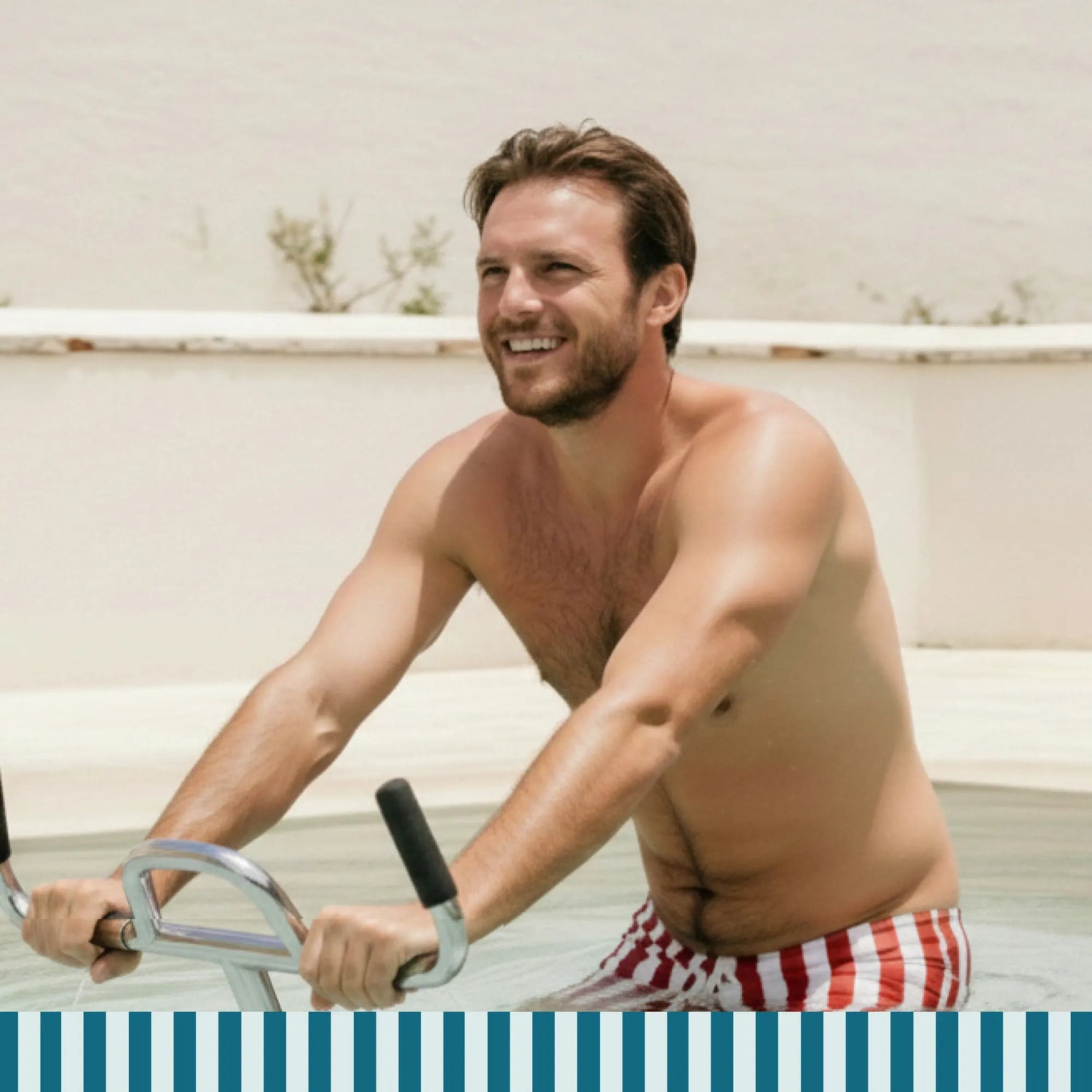 Man tijdens een Lovee aquabike-sessie om op een zachte manier weer in vorm te komen