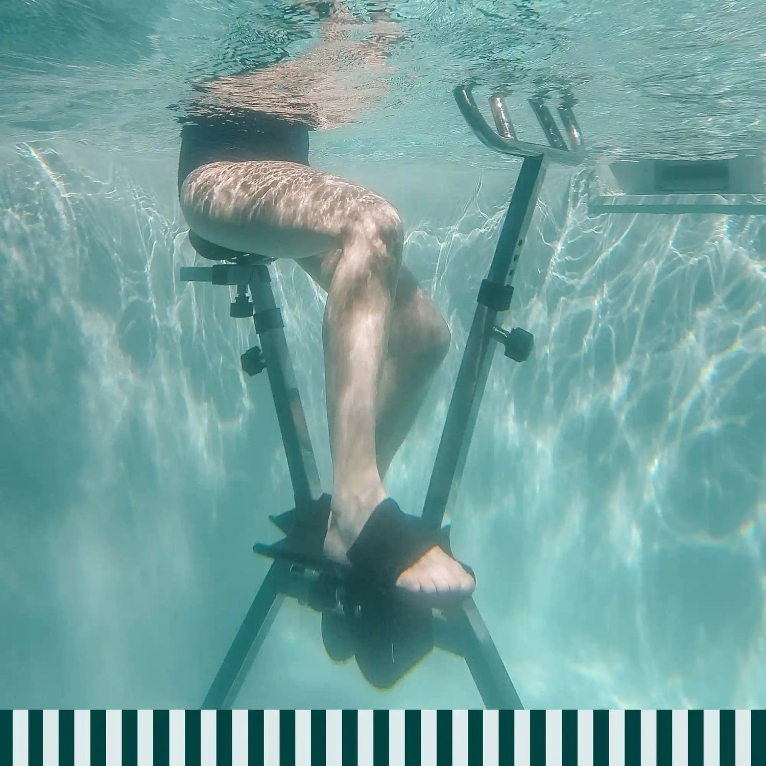 Fietsen onder water op de Lovee Aquabike om de bloedsomloop en diepe spieren te stimuleren